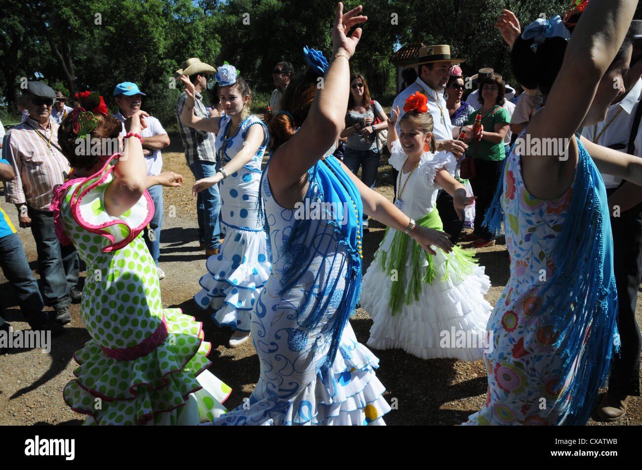 Frauen im nationalen Flamenco tanzen Kleid auf dem richtigen Weg beim jährlichen fest. Stockfoto