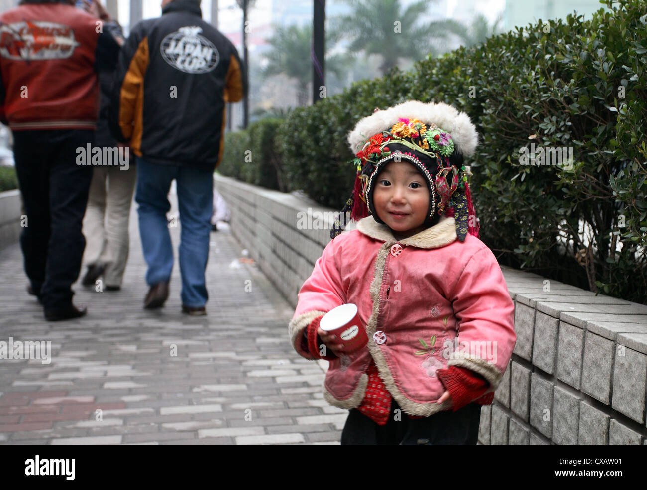 Shanghai, kleines Kind auf der Straße betteln Stockfoto