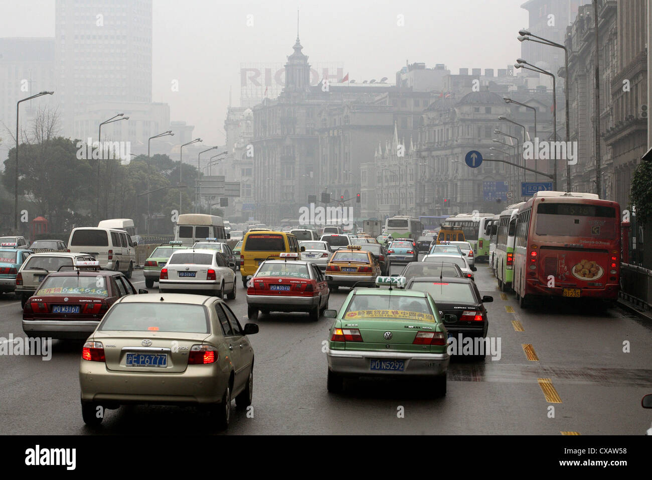 Shanghai, Rush Hour in der Innenstadt am Kragen Stockfoto