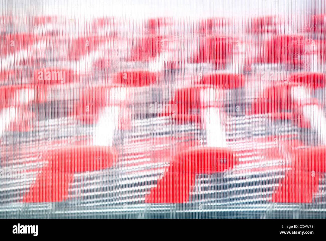 Warthausen, Warenkorb, nur schwach sichtbar hinter einer Glasscheibe Stockfoto