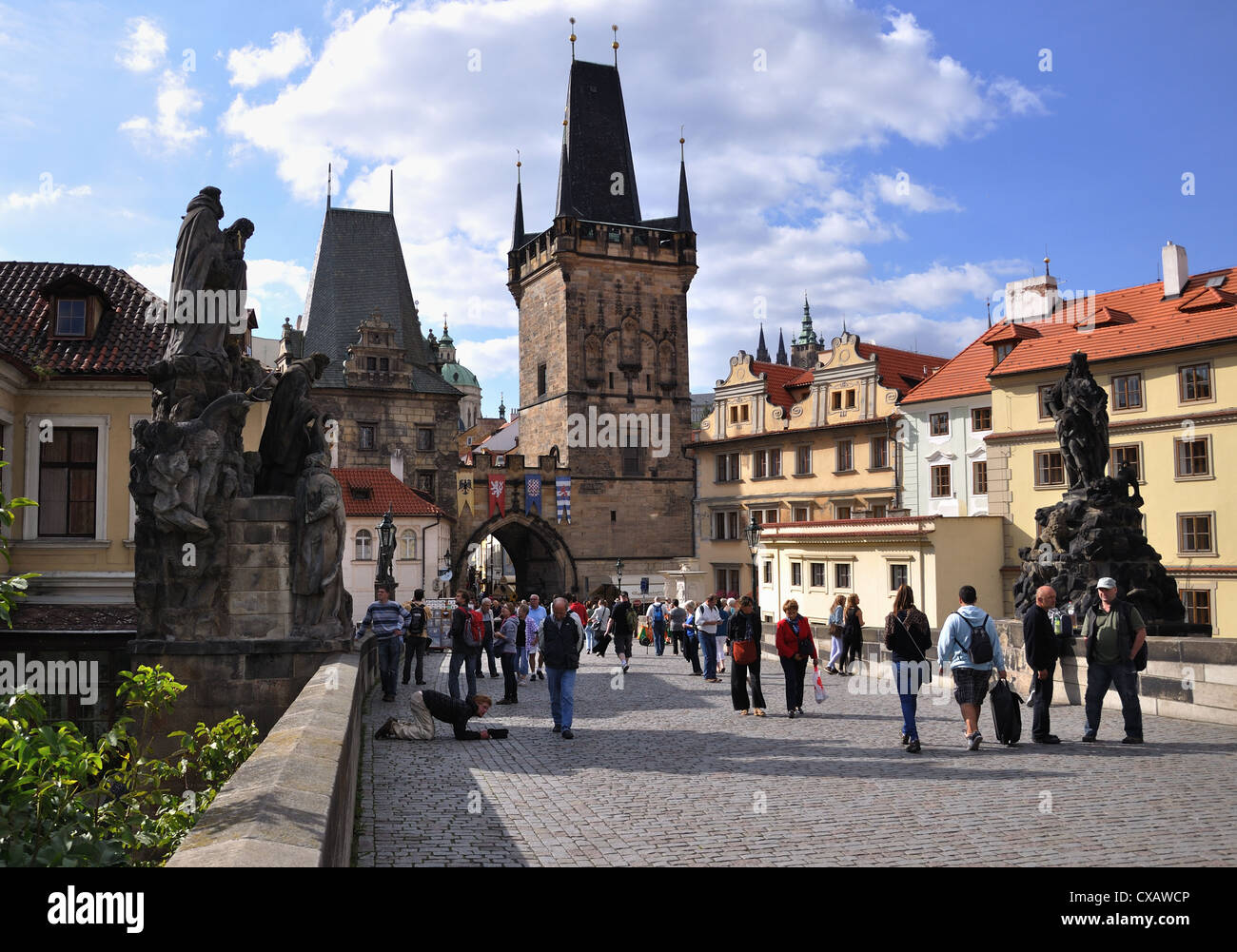 Ein Blick auf das kleine Viertel Turm am Ende der Karlsbrücke, Prag, Tschechische Republik. Stockfoto