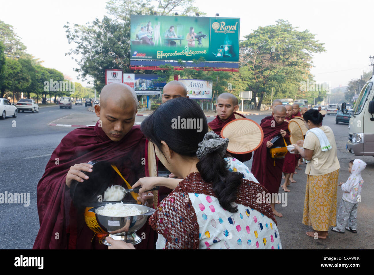 Mönche sammeln von Almosen in den Straßen von Yangon, Myanmar (Burma), Asien Stockfoto