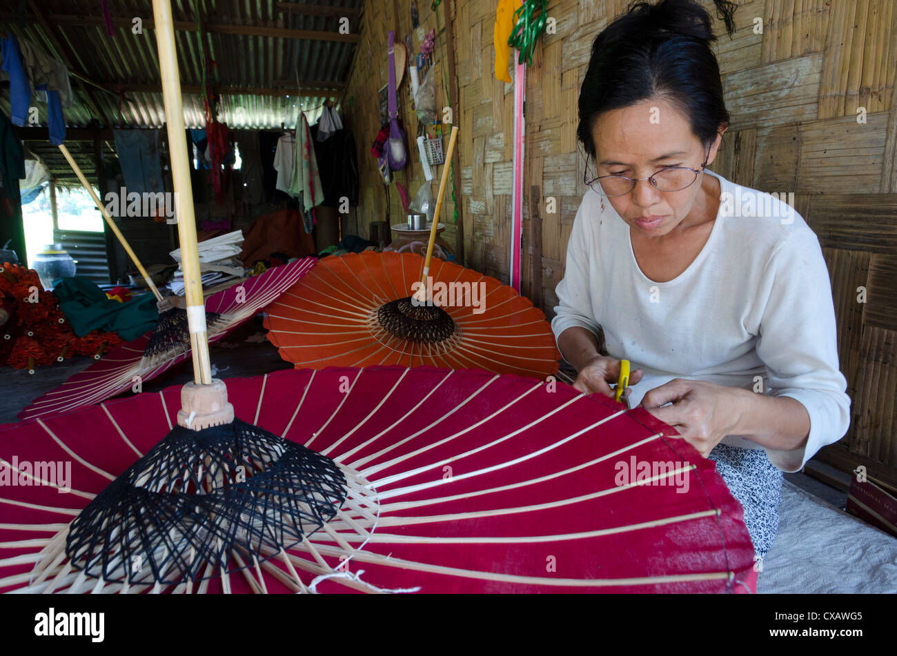 Frau bei der Arbeit in einem Regenschirm-Workshop, Pathein, Irrawaddy Delta, Myanmar (Burma), Asien Stockfoto