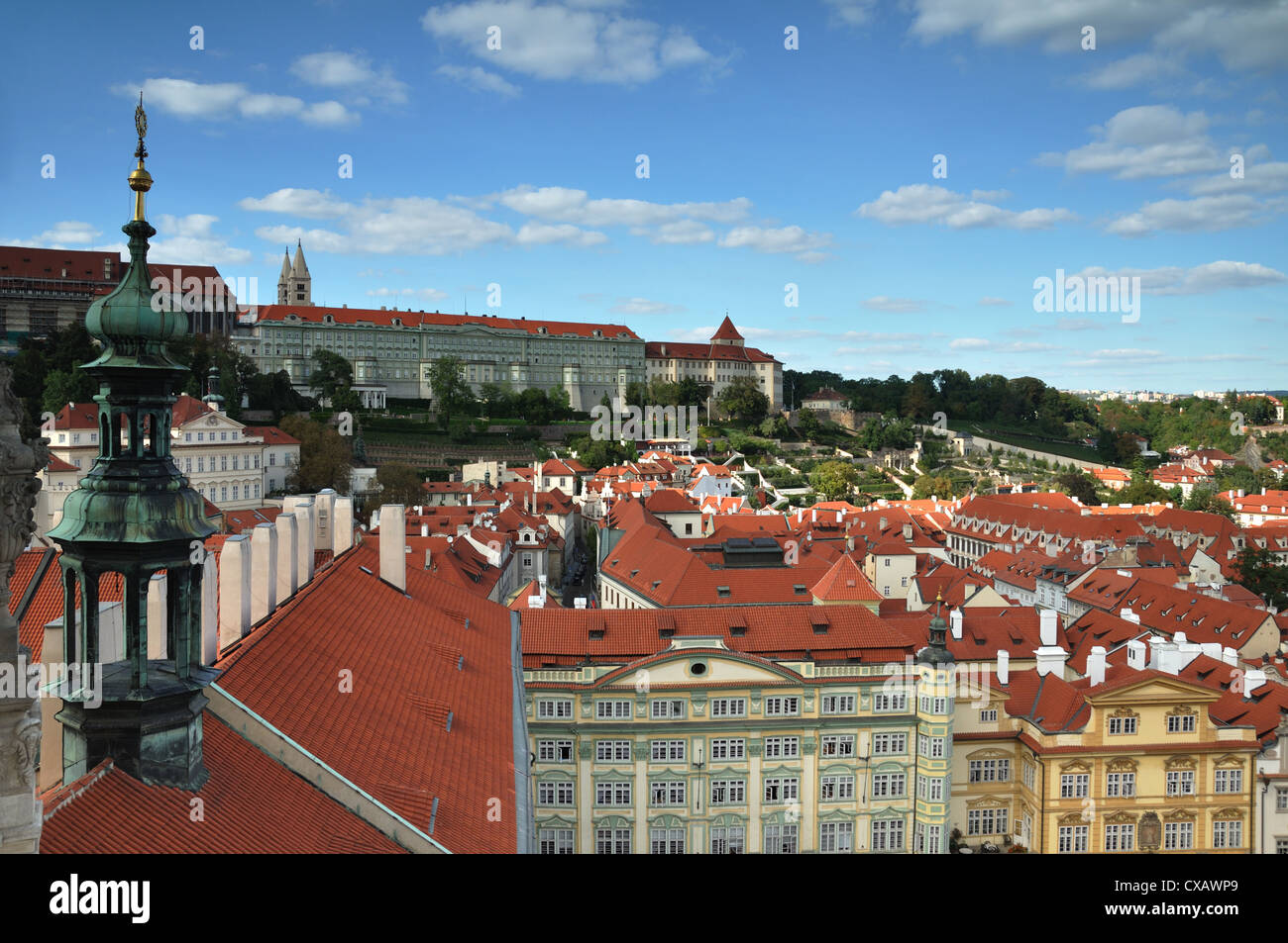 Blick auf die roten Dächer von Prag, von der Aussichtsplattform der Kirche von St. Nikolaus zu sehen. Stockfoto