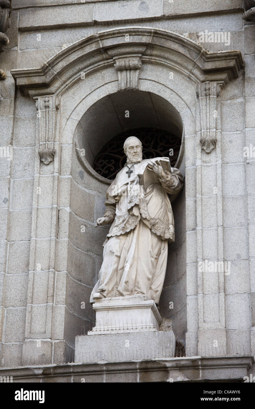 Religiöse Skulptur auf eine äußere Fassade der Santa-Barbara-Kirche (Salesas Reales) in Madrid, Spanien. Stockfoto