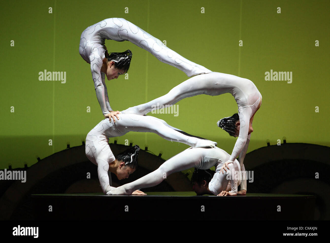 Shanghai, Showkünstler ihre Akrobatik Stockfoto