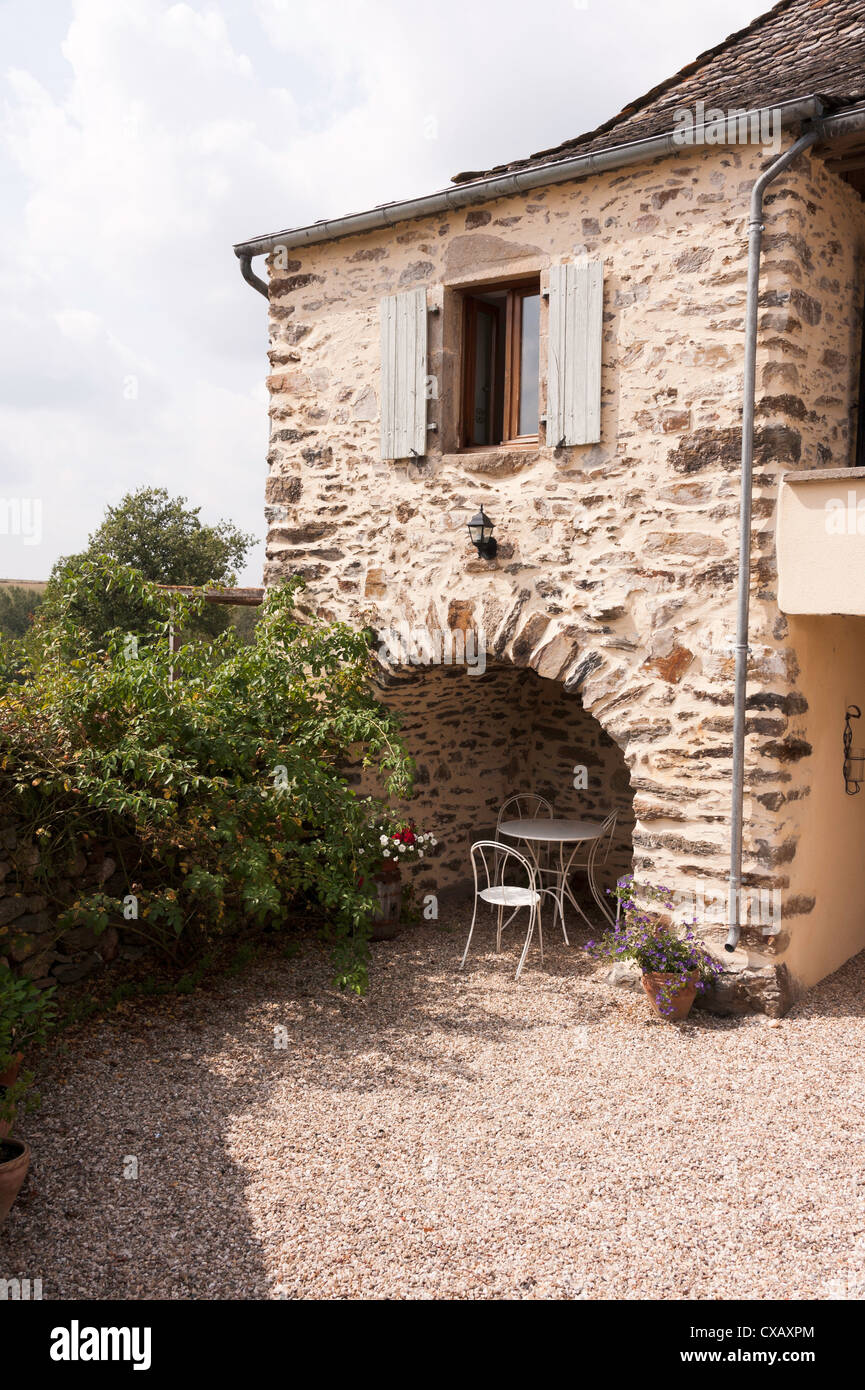 Schöne Ferienhaus oder Ferienwohnung in der französischen Landschaft an Laval in der Nähe von Pradinas Aveyron Midi-Pyrenäen-Frankreich Stockfoto