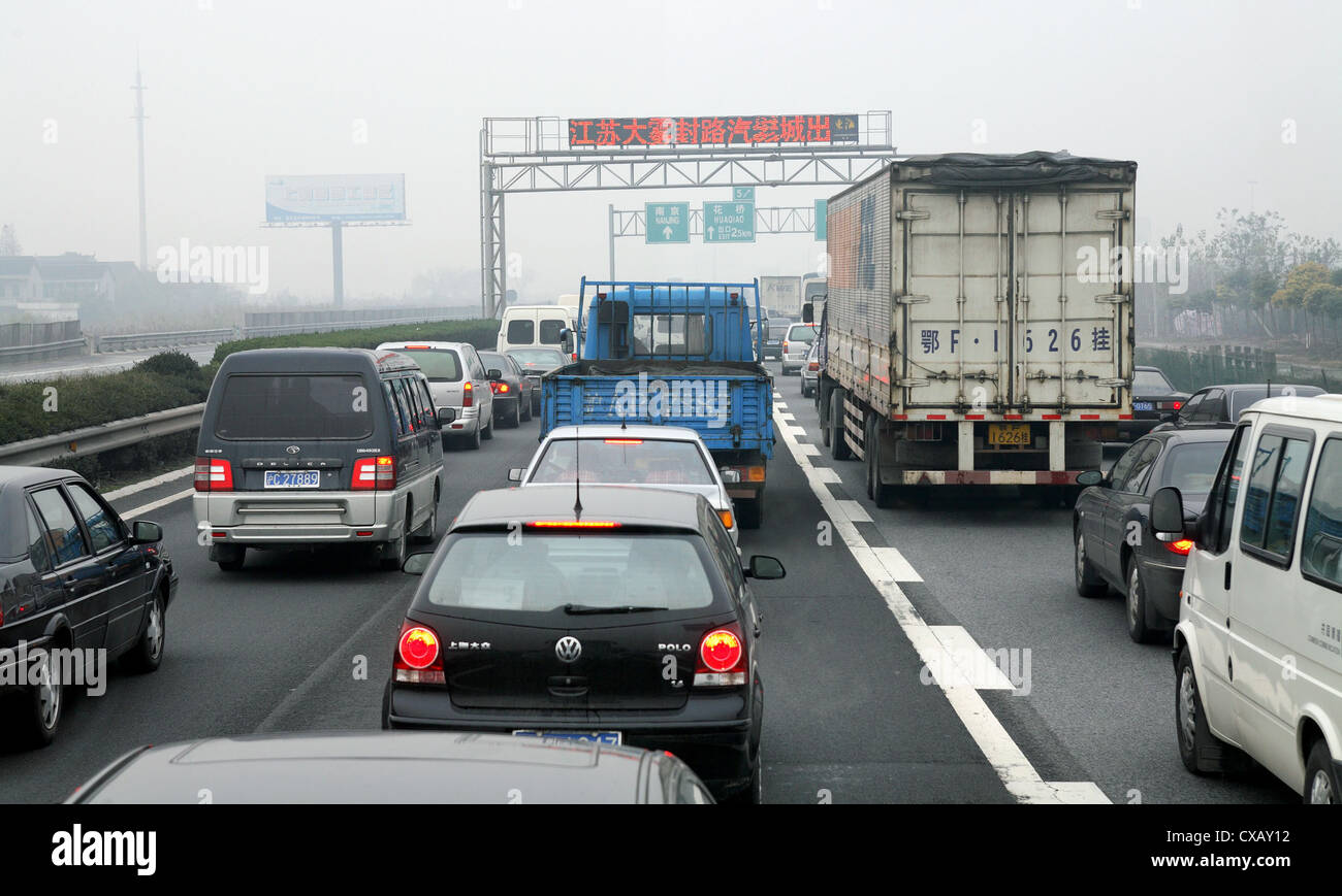 Shanghai, Stau auf der Autobahn nach Suzhou Stockfoto