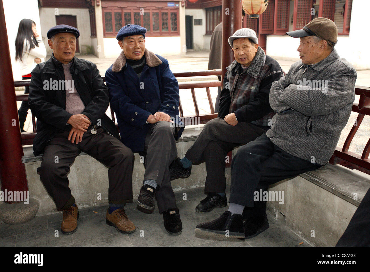 Suzhou, eine Gruppe von alten Männern zusammensitzen Stockfoto
