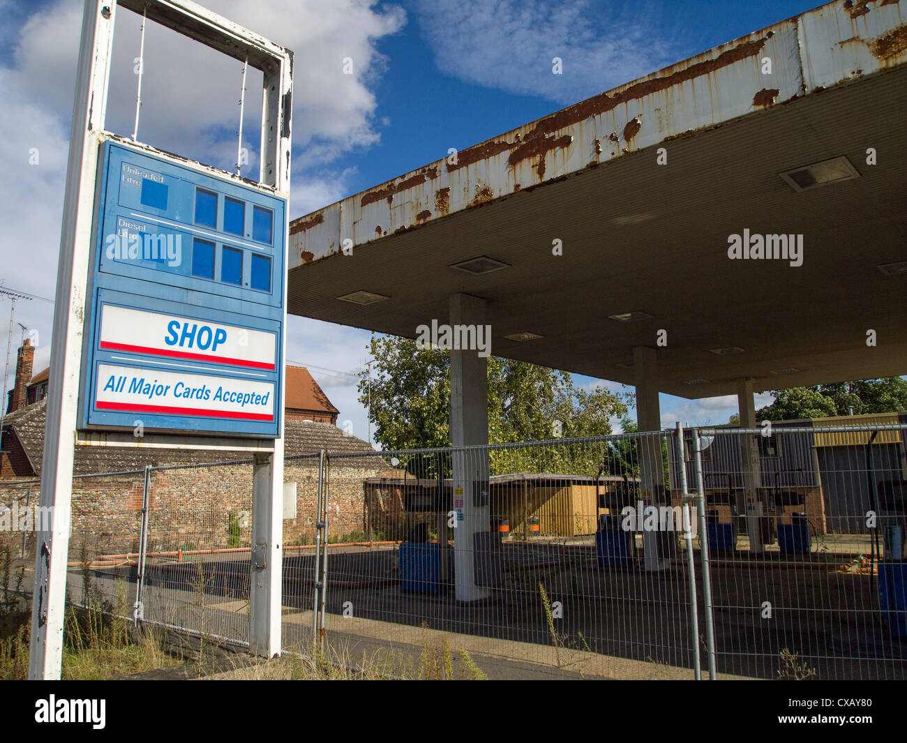 Eine britische verlassenen Tankstelle Stockfoto
