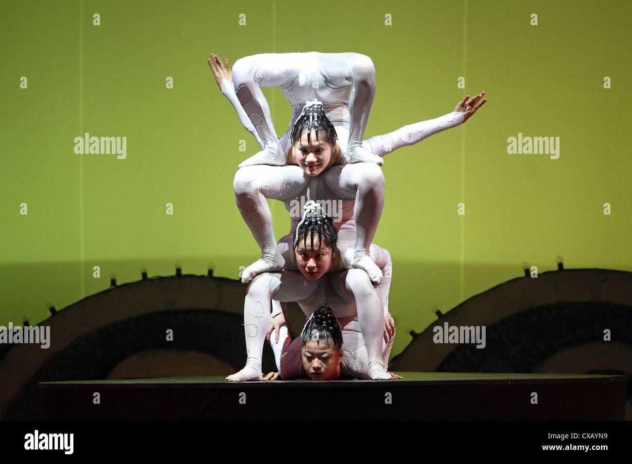 Shanghai, Showkünstler ihre Akrobatik Stockfoto