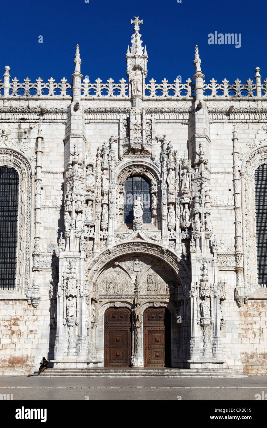 Haupteingang mit dem Schnitzen von Heinrich dem Seefahrer Mosteiro Dos Jeronimos, UNESCO-Weltkulturerbe, Belem, Lissabon, Portugal Stockfoto