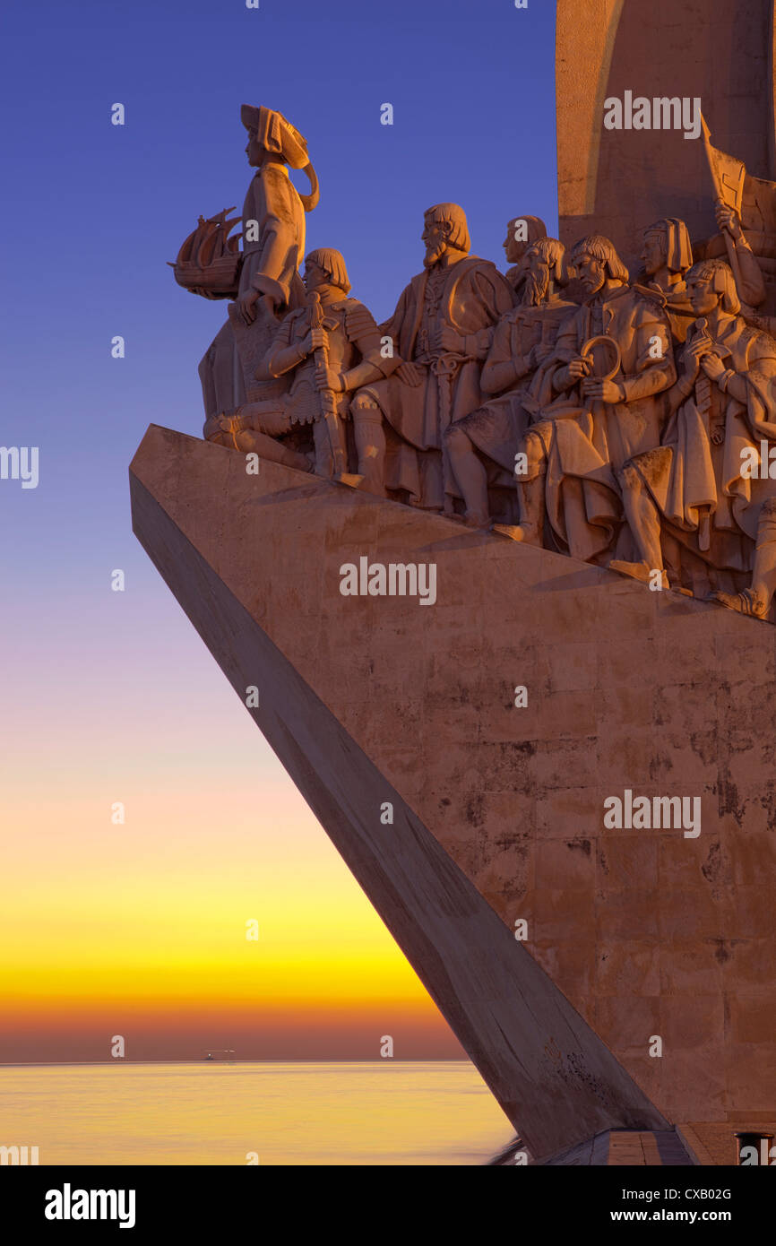 Denkmal der Entdeckungen in der Abenddämmerung, Belem, Lissabon, Portugal, Europa Stockfoto
