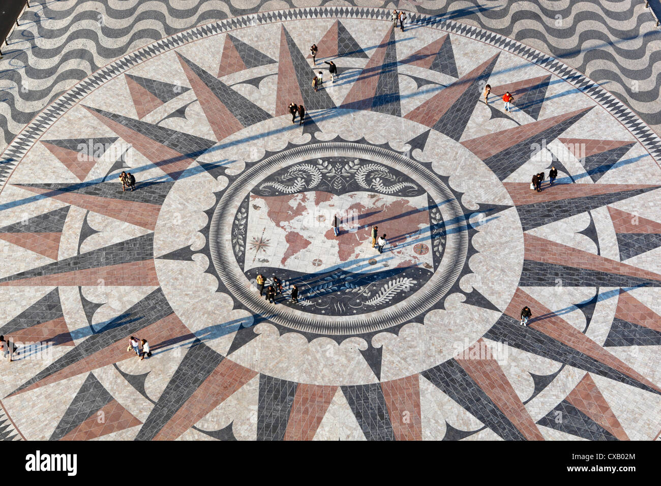 Pflaster-Karte, die Routen der portugiesische Entdecker unter Denkmal der Entdeckungen, Belem, Lissabon, Portugal, Europa Stockfoto