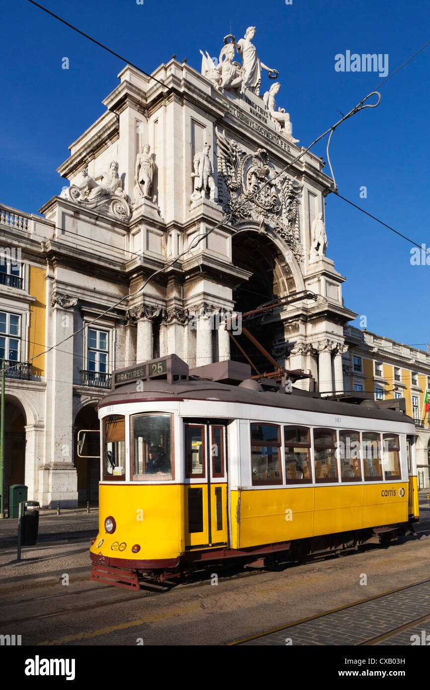 Straßenbahn (Electricos) unterhalb der Arco da Rua Augusta in Praça Comercio, Baixa, Lissabon, Portugal, Europa Stockfoto