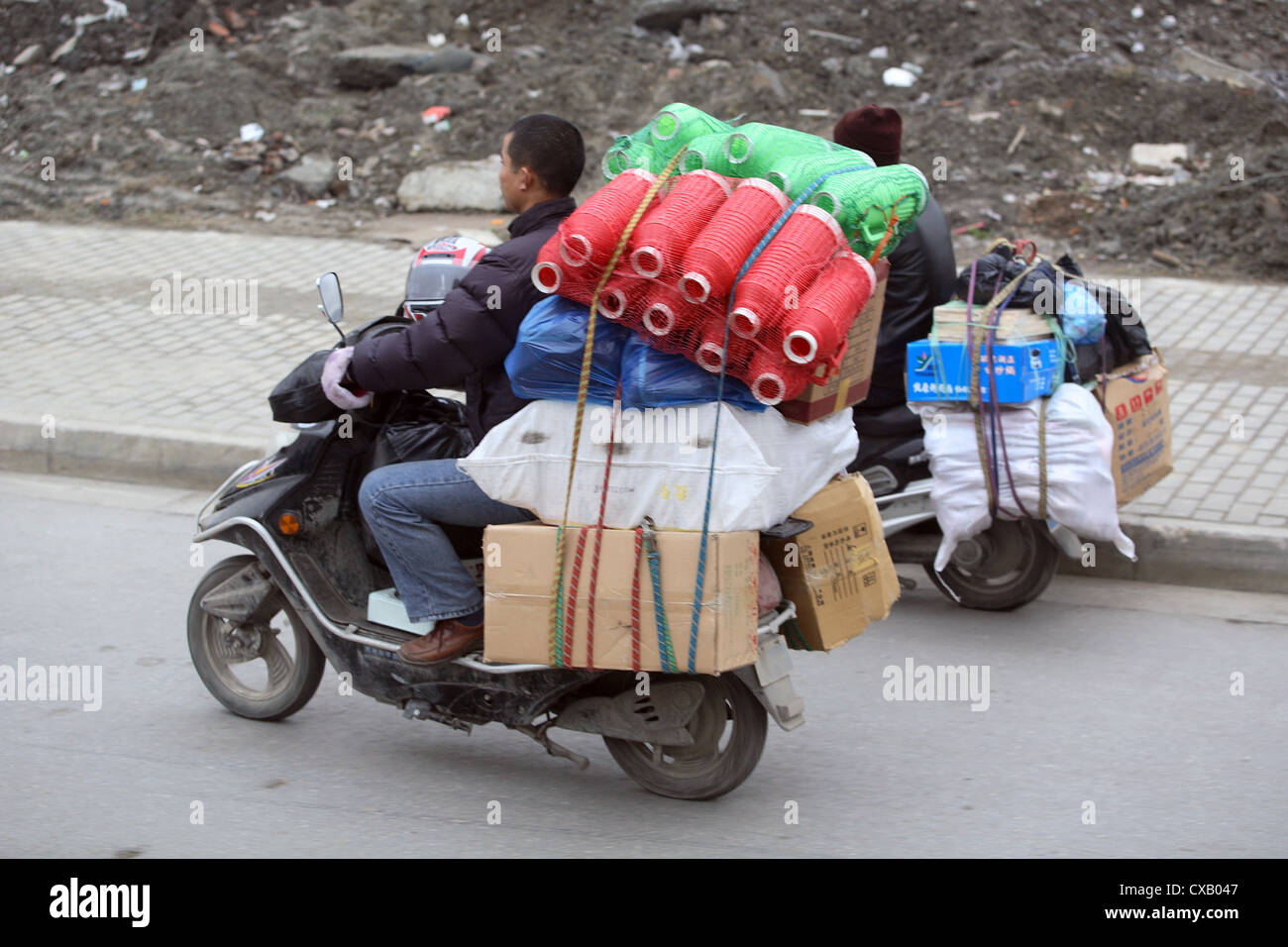 Suzhou beladen Mopedfahrer in der Innenstadt von Stockfoto