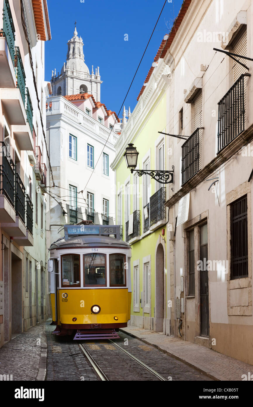 Straßenbahn (Electricos) entlang der Rua Das Escolas Gerais mit Turm von Sao Vicente de Fora, Lissabon, Portugal, Europa Stockfoto