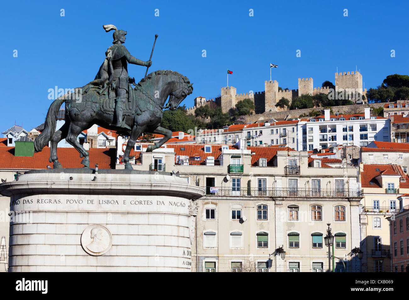 Statue von König John 1. und Castelo de Sao Jorge, Praca da Figueira, Baixa, Lissabon, Portugal, Europa Stockfoto
