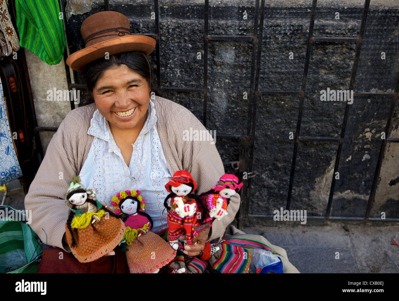 Indigene Frau verkaufen Puppen, Arequipa, Peru, Südamerika Stockfoto