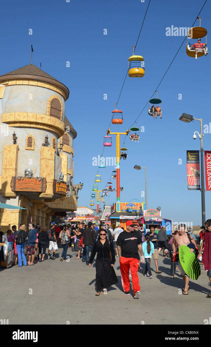 Festplatz reitet und Menschenmassen auf der Promenade von Santa Cruz, California Stockfoto