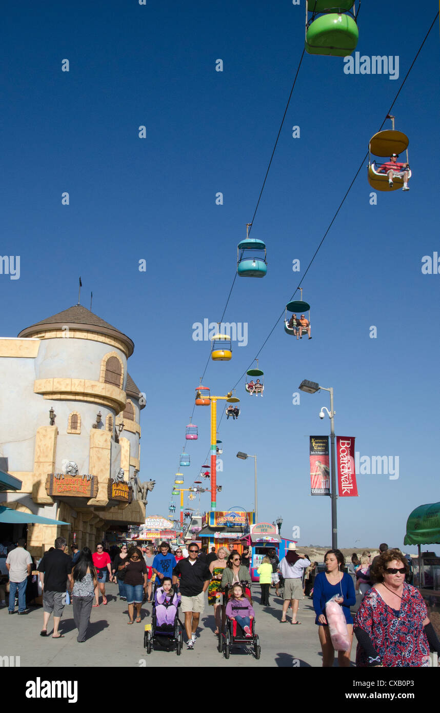 Festplatz reitet und Menschenmassen auf der Promenade von Santa Cruz, California Stockfoto