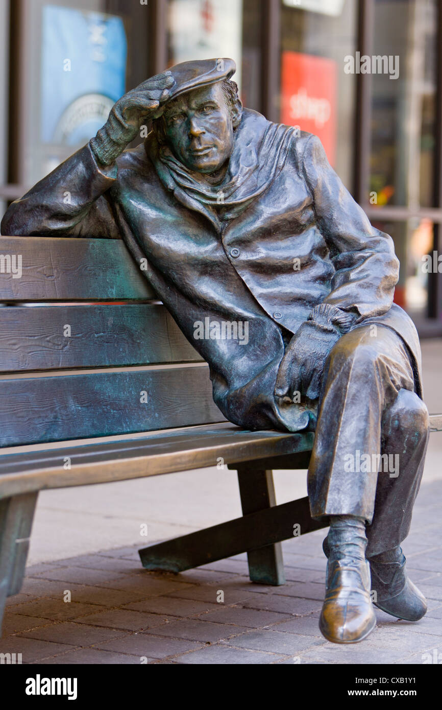 Lebensgroße Bronzestatue von Glenn Gould, sitzen auf einer Parkbank vor dem CBC-Gebäude in der Innenstadt von Toronto, Toronto, Ontario Stockfoto