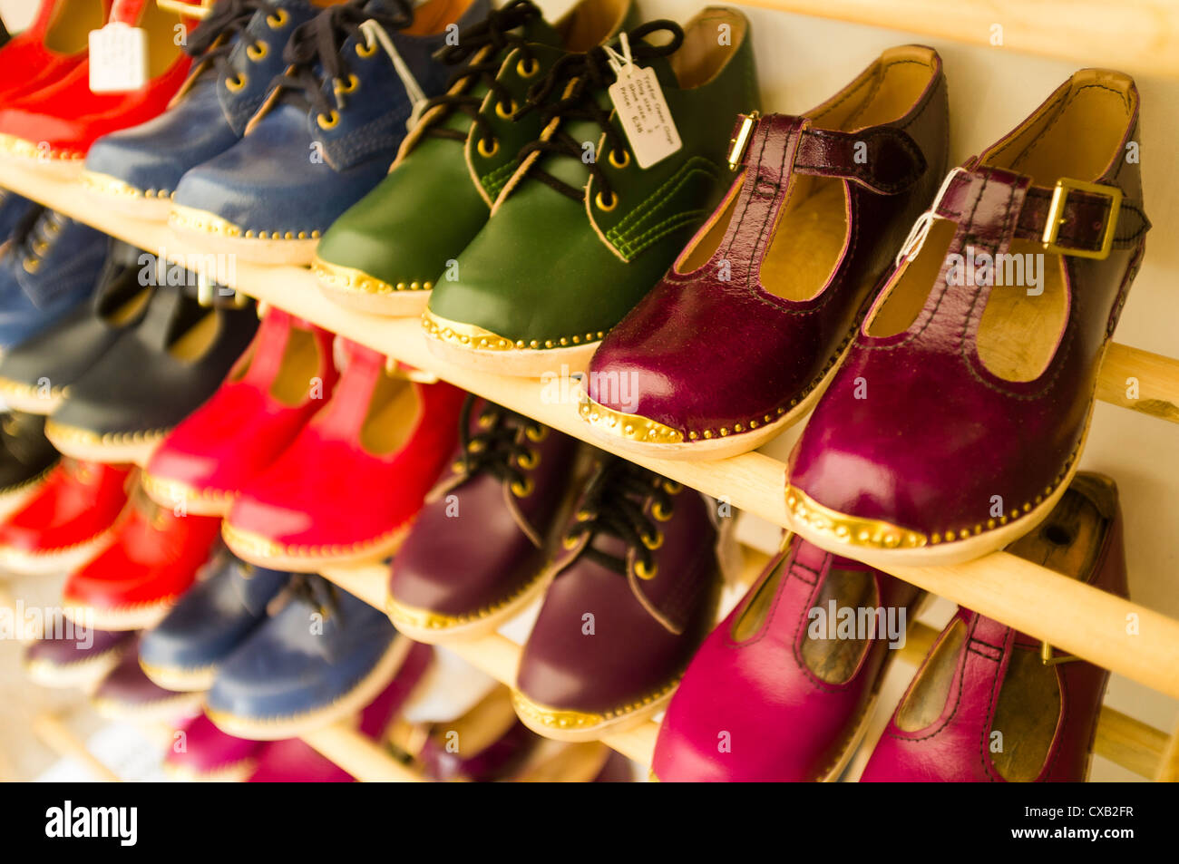 Traditionelle, handgefertigte Holz und Leder clogs zum Verkauf an das National Eisteddfod of Wales 2012 Stockfoto