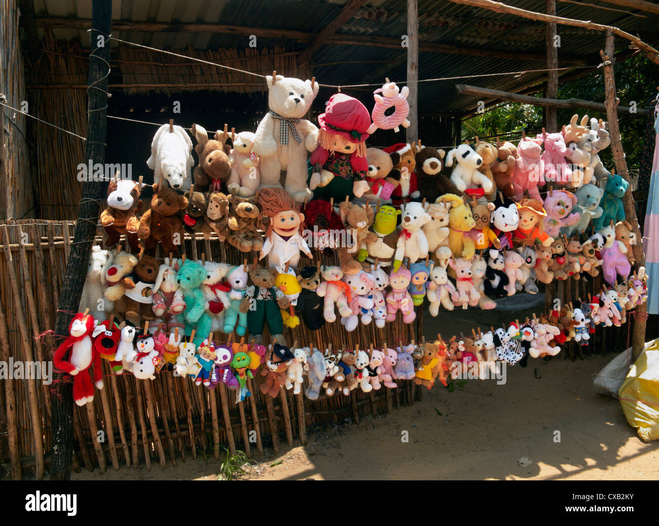 Am Straßenrand Stall zu verkaufen weichen Kinderspielzeug. Ponta do Ouro, Süd-Mosambik. Stockfoto