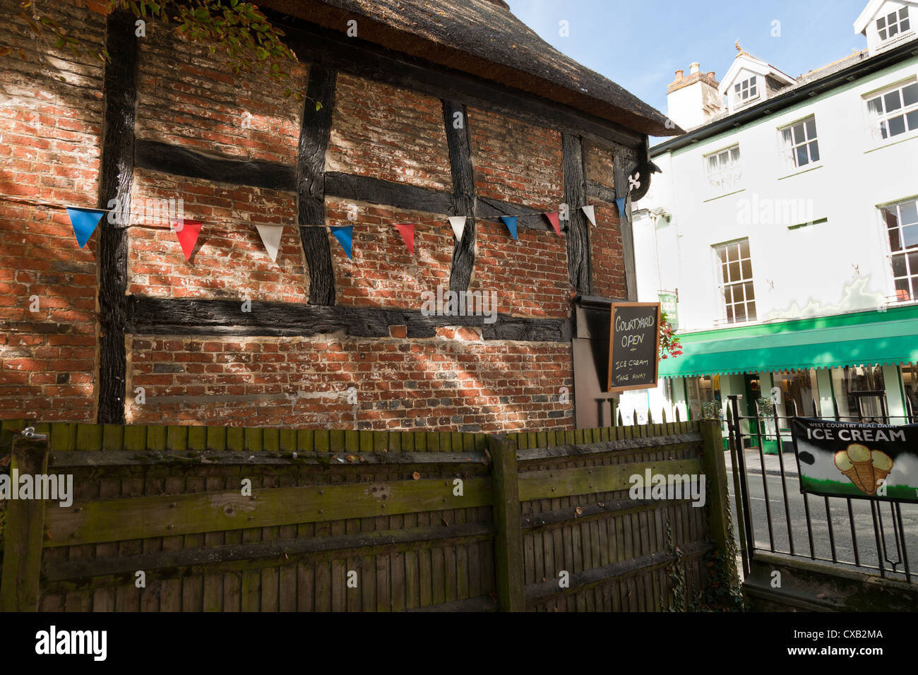 Fachwerk Haus mit Ziegelstein, jetzt Café in Christchurch Dorset England UK. Stockfoto