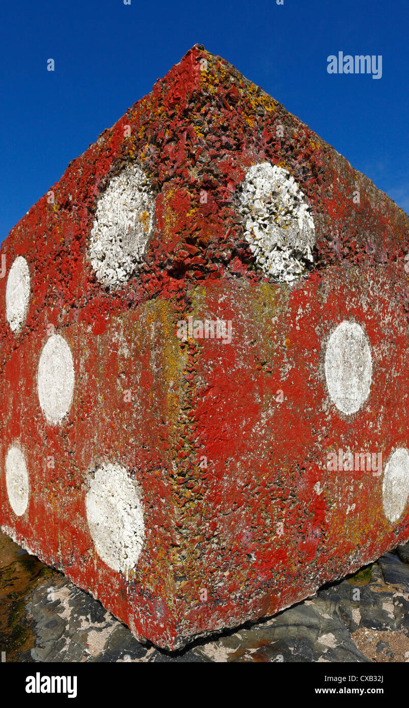 Riesige konkrete Würfel gefunden am Strand von Bamburgh in Northumberland als rote Würfel gemalt. Stockfoto