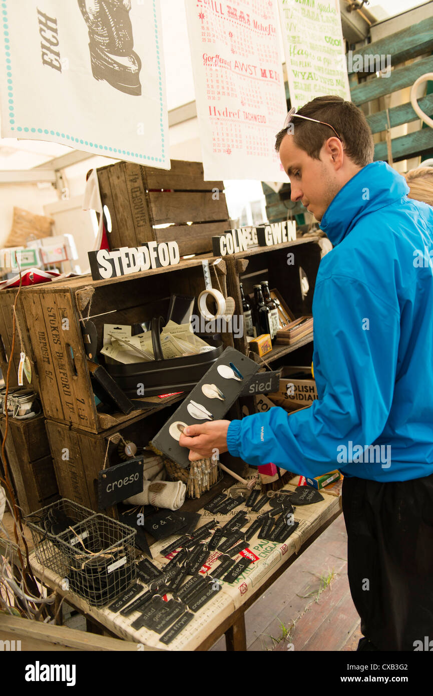 Ein Mann betrachtet walisische Handwerk zum Verkauf an einen Stand auf dem National Eisteddfod of Wales 2012 Stockfoto