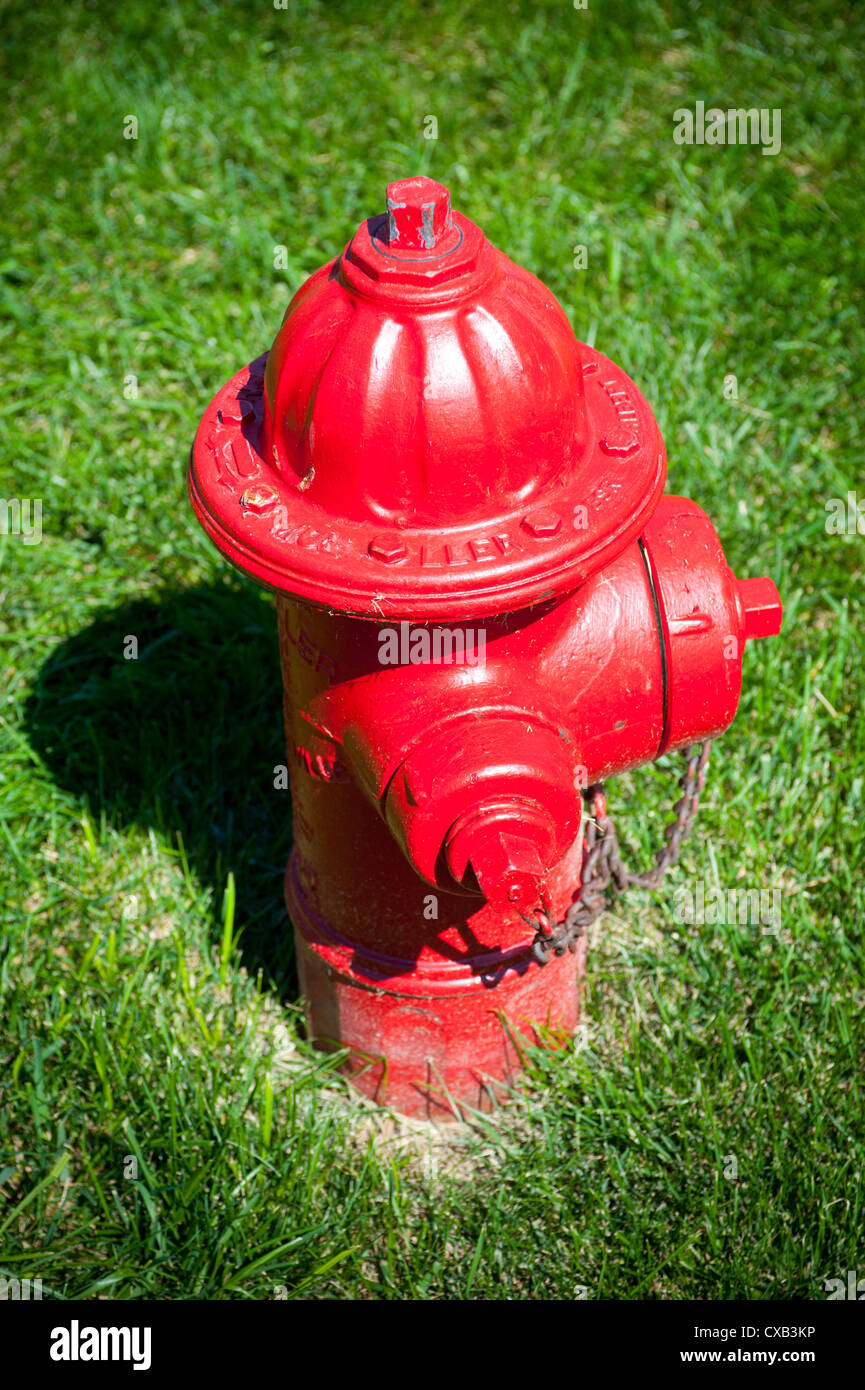 Stecken Sie Hydranten Notversorgung mit Trinkwasser für Feuer Rot Metall Stockfoto