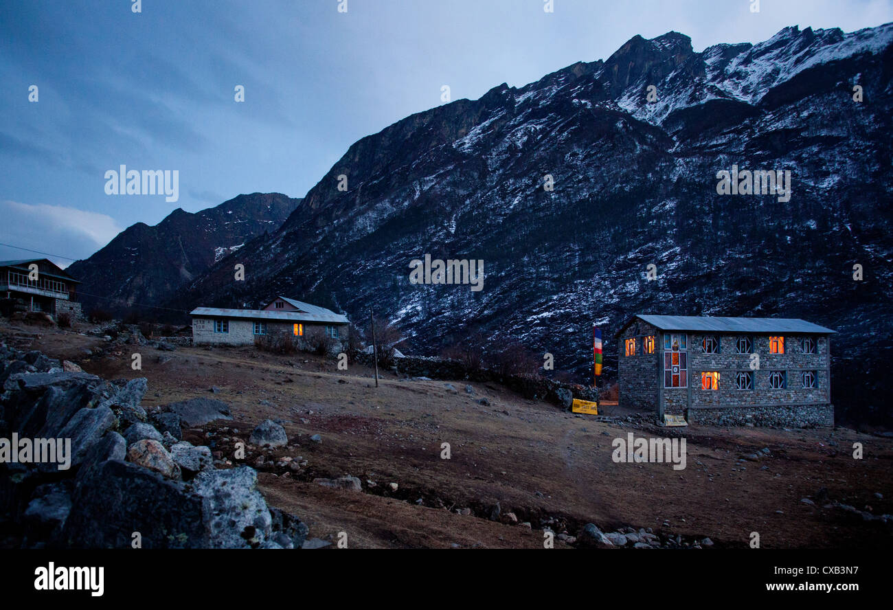 Teehaus nachts beleuchtet hoch in den Bergen, Langtang Dorf, Nepal Stockfoto