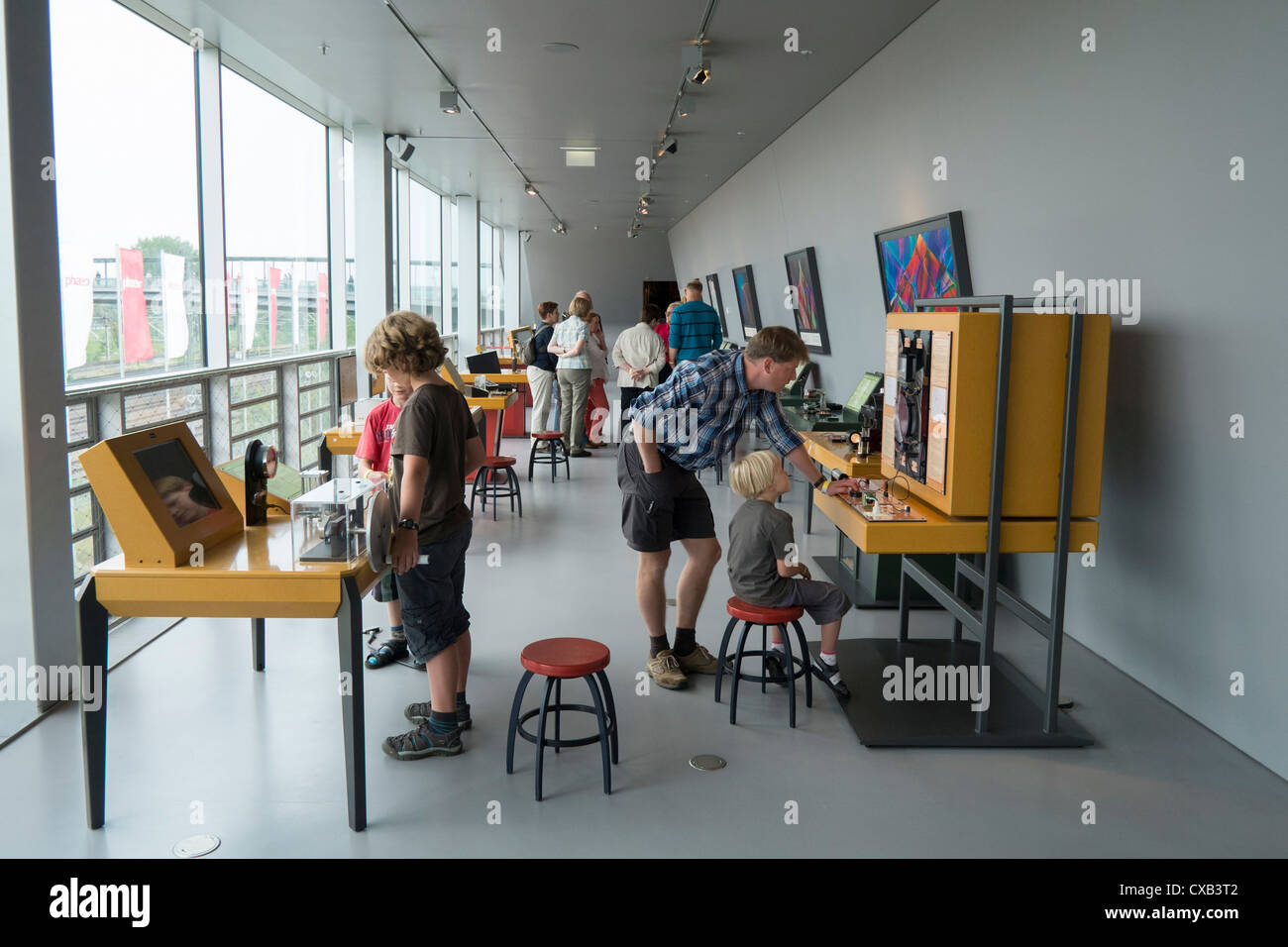 Besucher, die praktische technische Experimente im Phaeno Science Center in Wolfsburg Deutschland; Die Architektin Zaha Hadid Stockfoto