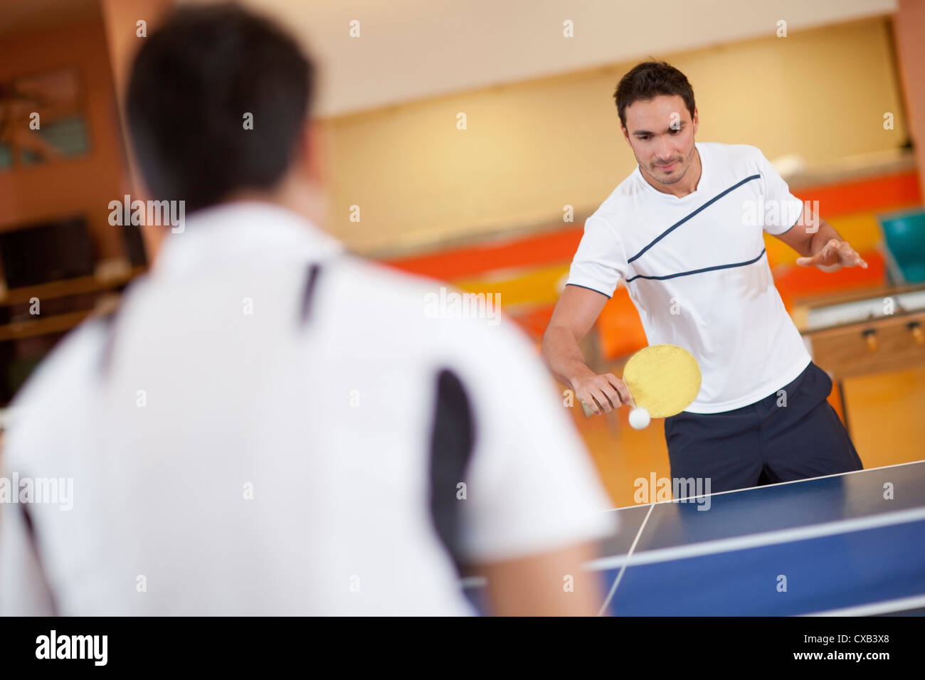 Hispanische Männer spielen Ping-pong Stockfoto