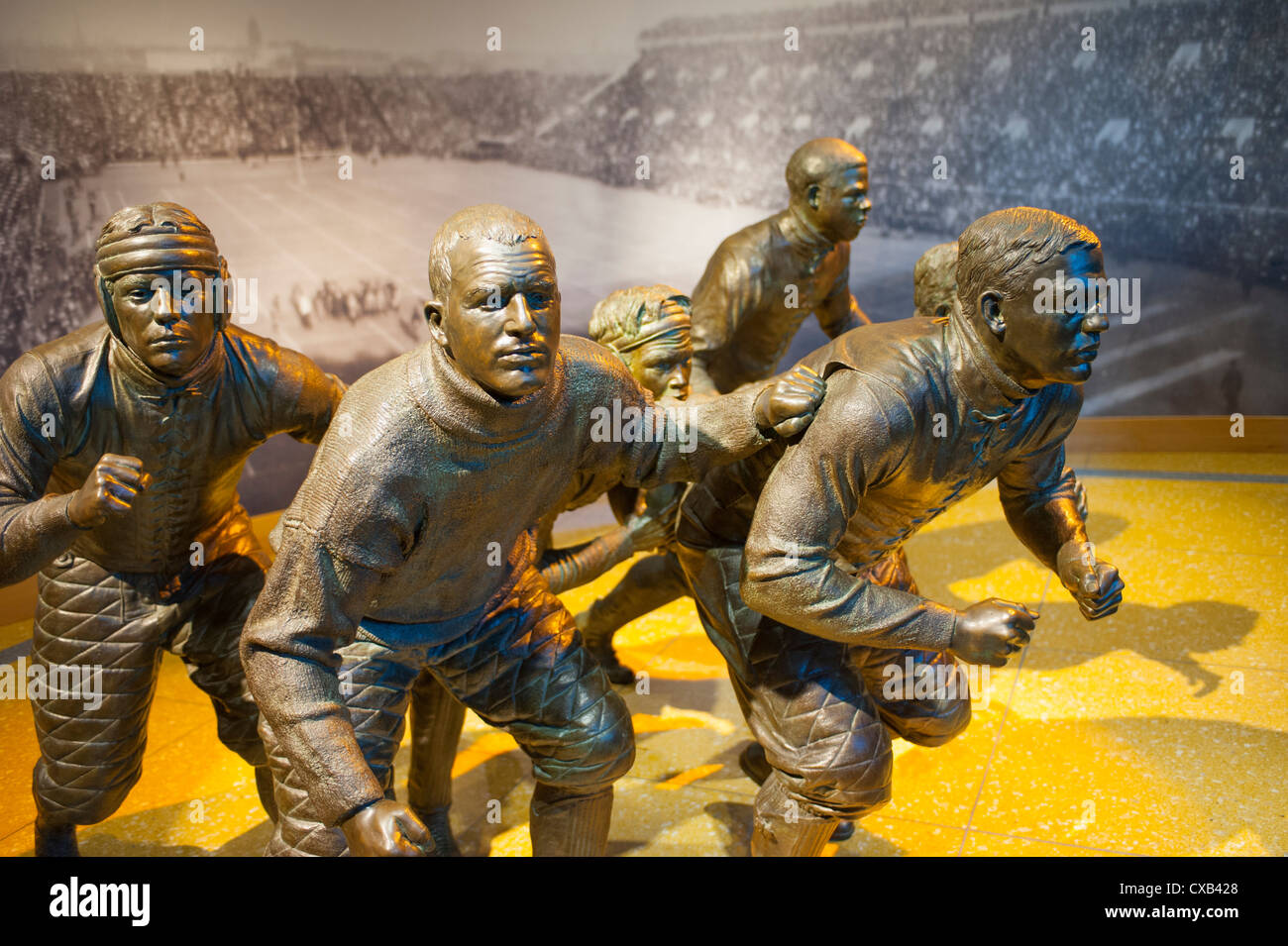 USA Indiana Indianapolis IN NCAA National-Headquarters in der Innenstadt von Indianapolis - fliegende Keil Skulptur Fußball Stockfoto