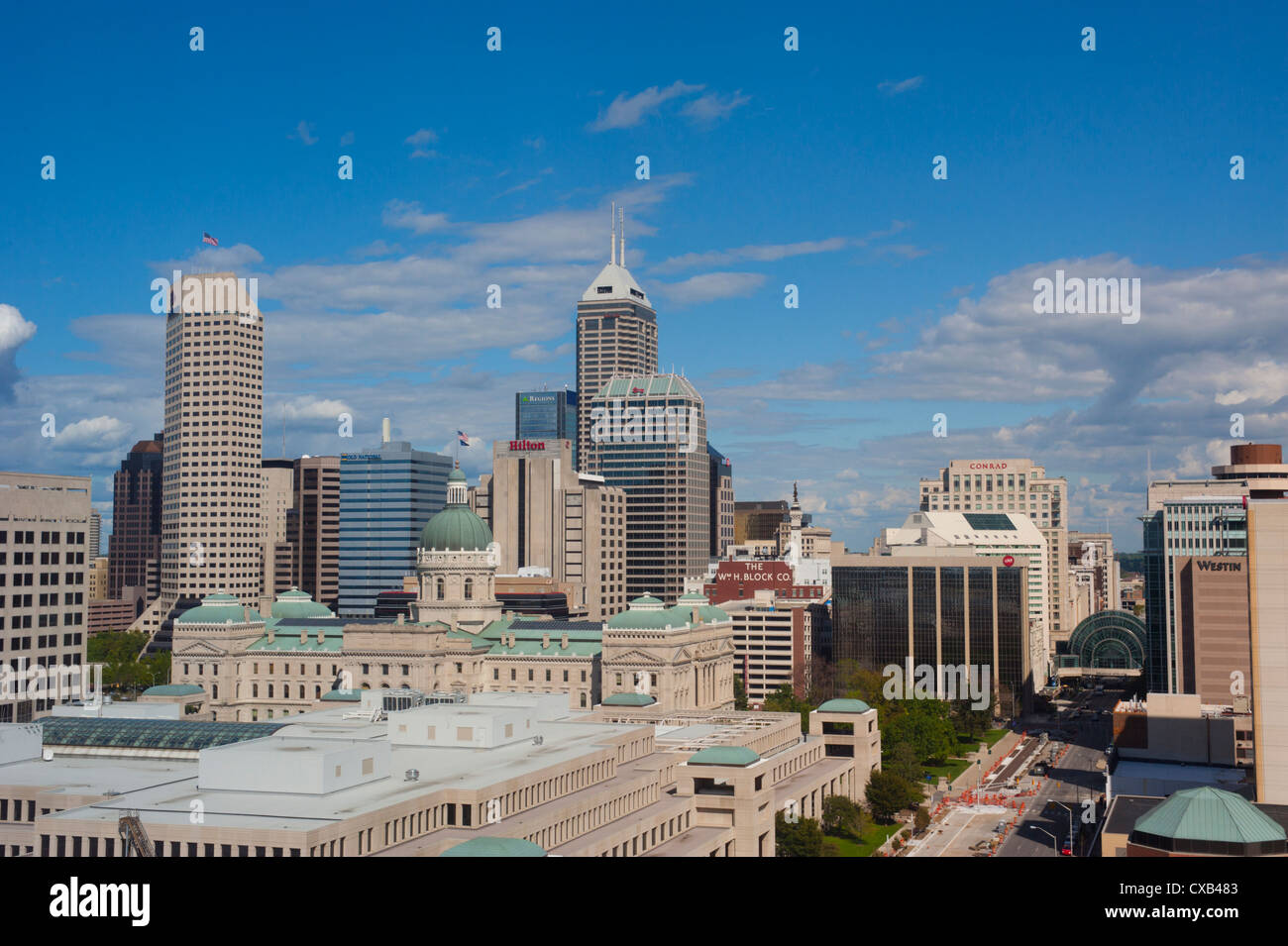 USA-Indiana Indianapolis IN Skyline auf den Staat Kapital Midwest tagsüber sonnigen blauen Himmel Stockfoto