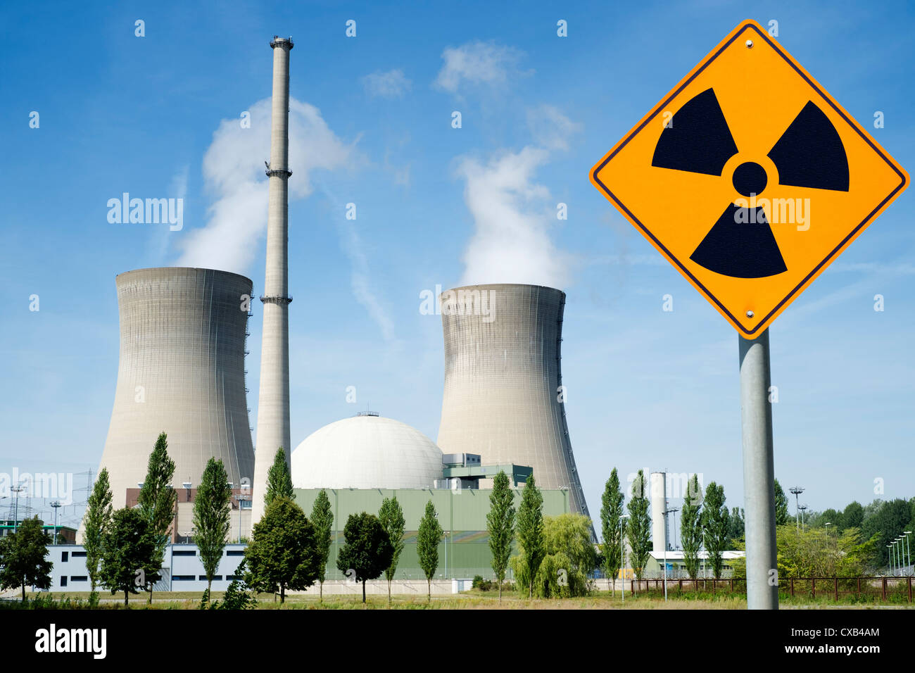 Warnzeichen der Strahlung in der Nähe von Kernkraftwerk Grafenrheinfeld in Deutschland Stockfoto