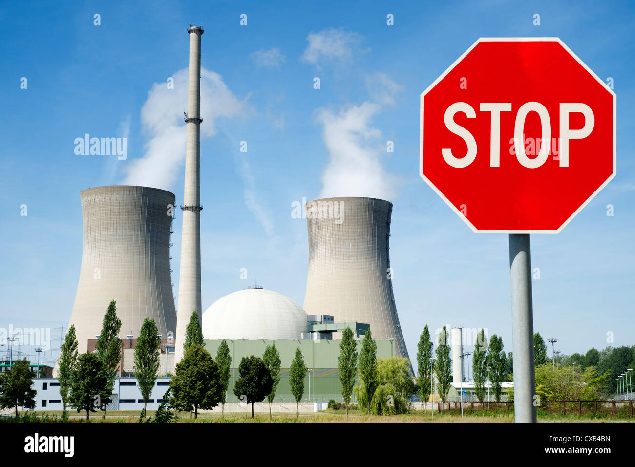 Stop-Schild am Kernkraftwerk Grafenrheinfeld in Deutschland Stockfoto