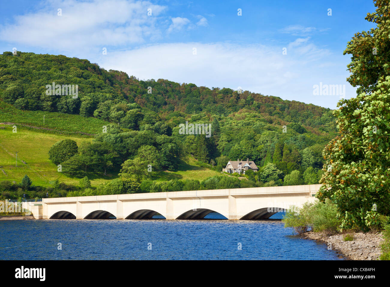 A57 Road Brücke über einen vollen Ladybower Stausee Derbyshire Peak District National Park Derbyshire England GB Europa Stockfoto