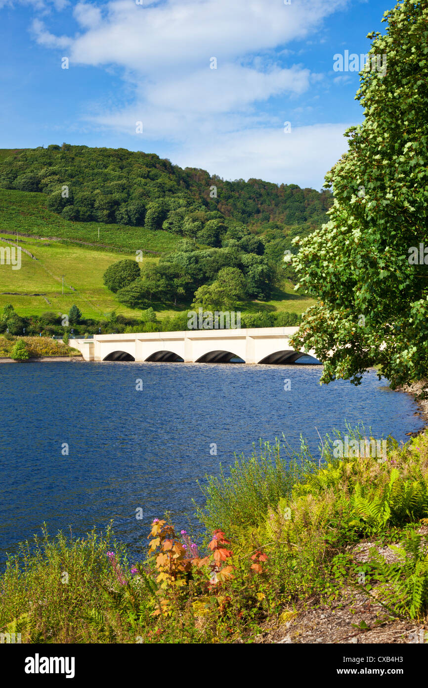 A57 Road Brücke über einen vollen Ladybower Stausee Derbyshire Peak District National Park Derbyshire England GB EU Europa Stockfoto