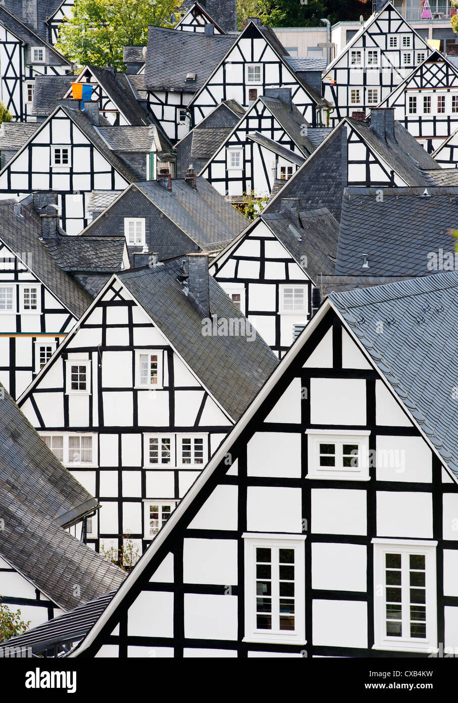 Viele alte Fachwerkhäuser im Dorf Freudenberg im Siegerland Deutschland Stockfoto
