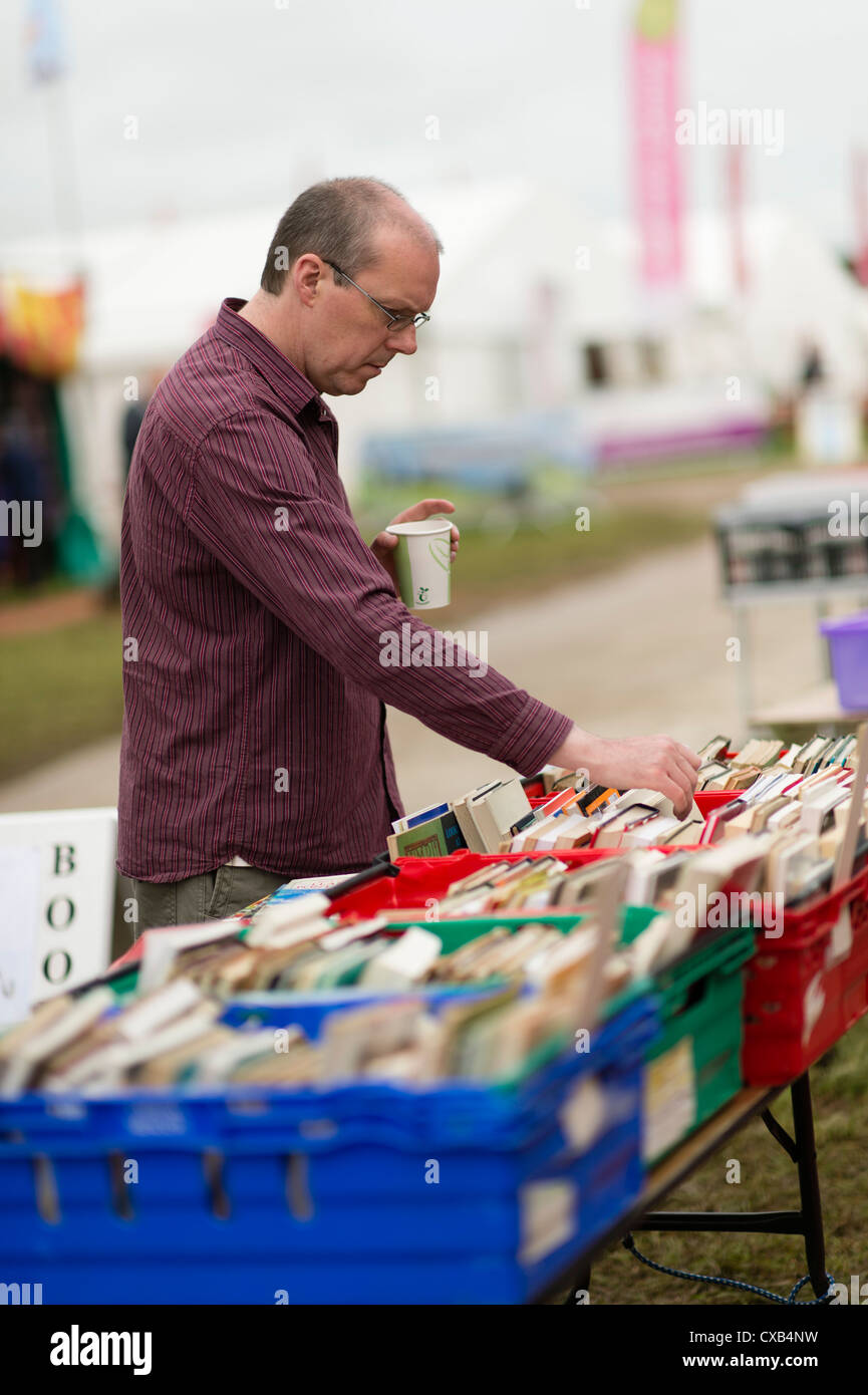 Ein Mann Surfen Bücher zum Verkauf an National Eisteddfod of Wales 2012 Stockfoto