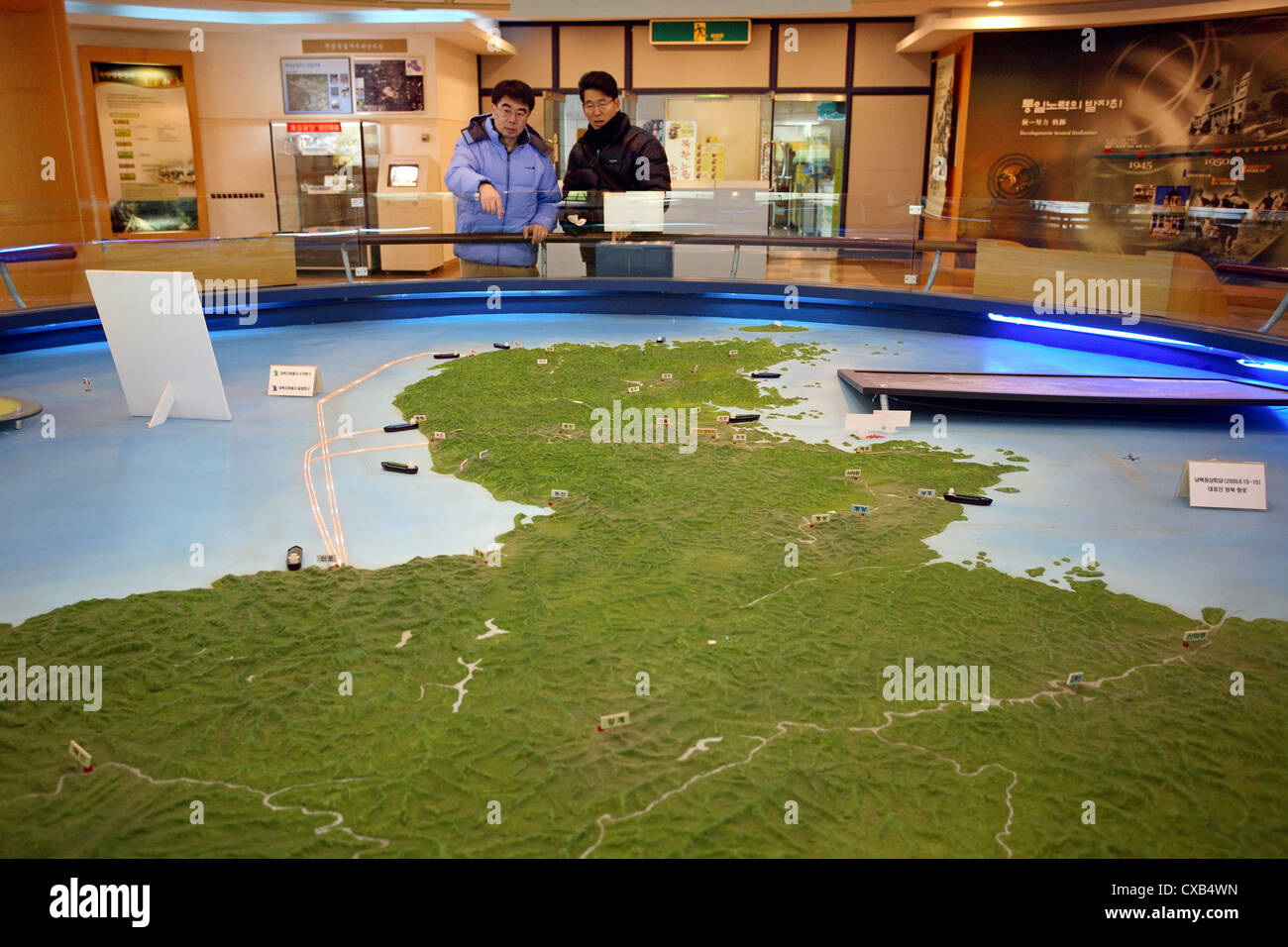 Odusan, ein Modell von Nord- und Südkorea in Odusan Vereinigung Sternwarte Touristen betrachten. Stockfoto