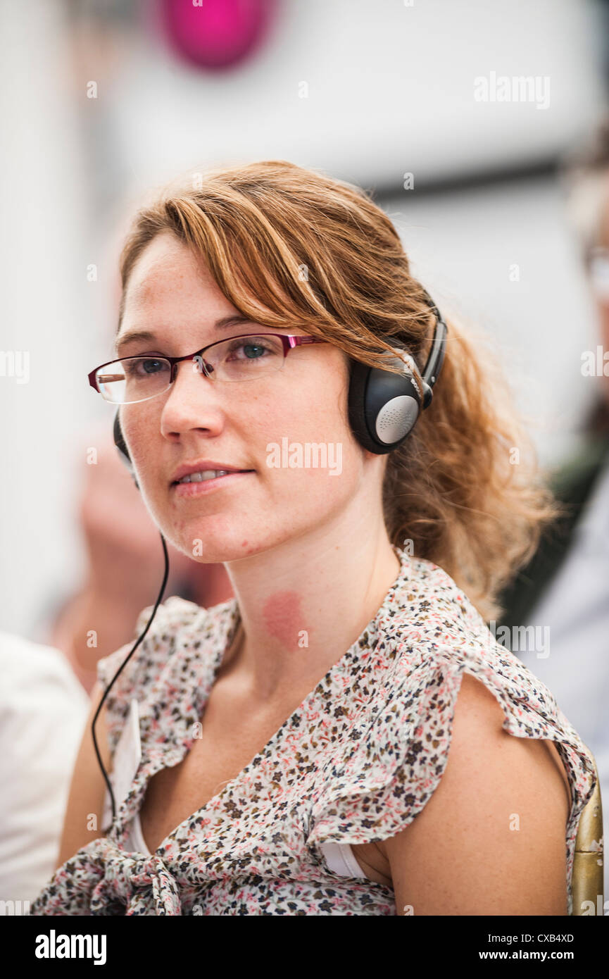 Eine junge Frau trägt eine Simultanübersetzung Kopfhörer bei einem Treffen in Wales UK Stockfoto