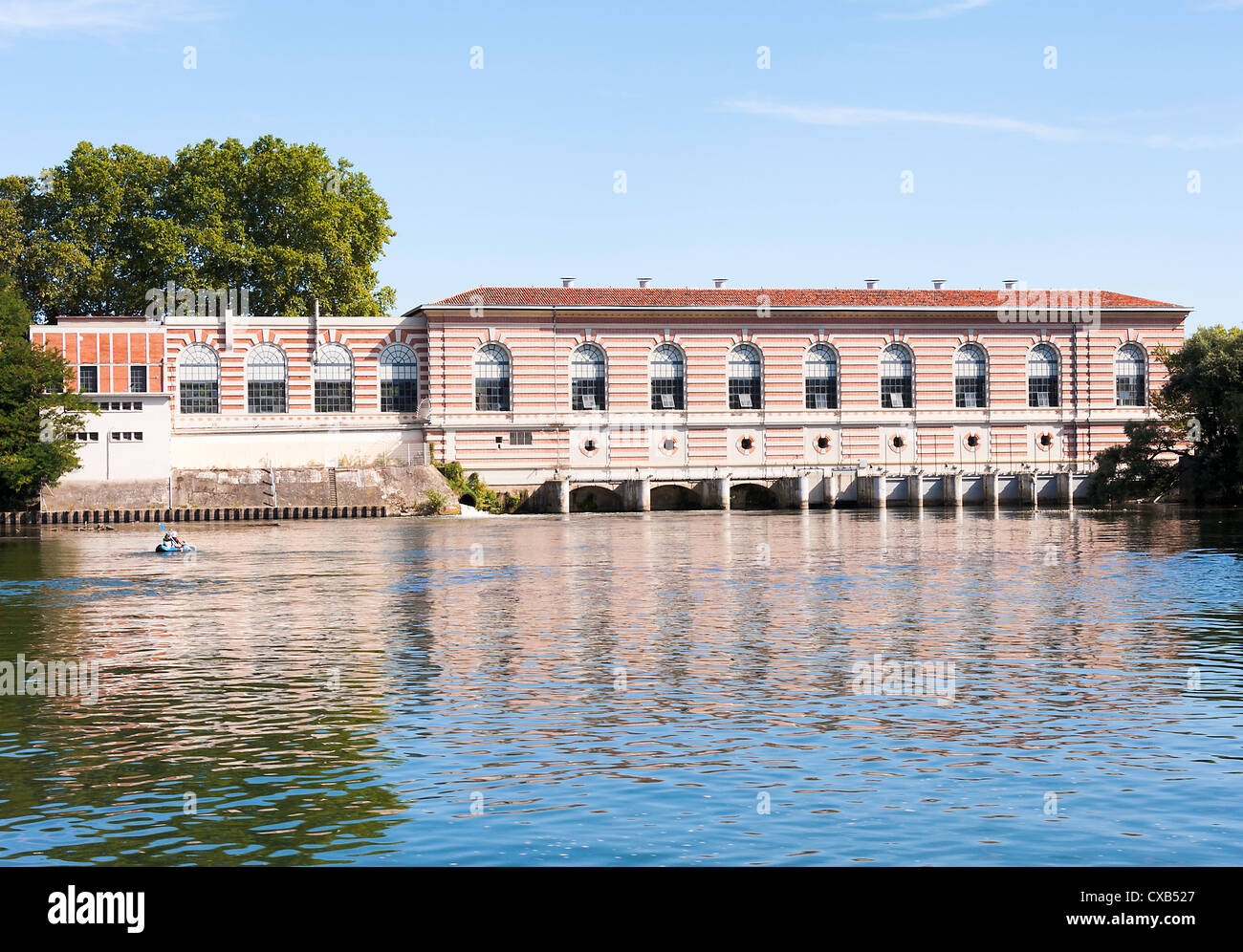 Wasserkraftwerk am Ufer des Flusses Garonne in Toulouse Haute-Garonne Midi-Pyrenäen Frankreich Stockfoto