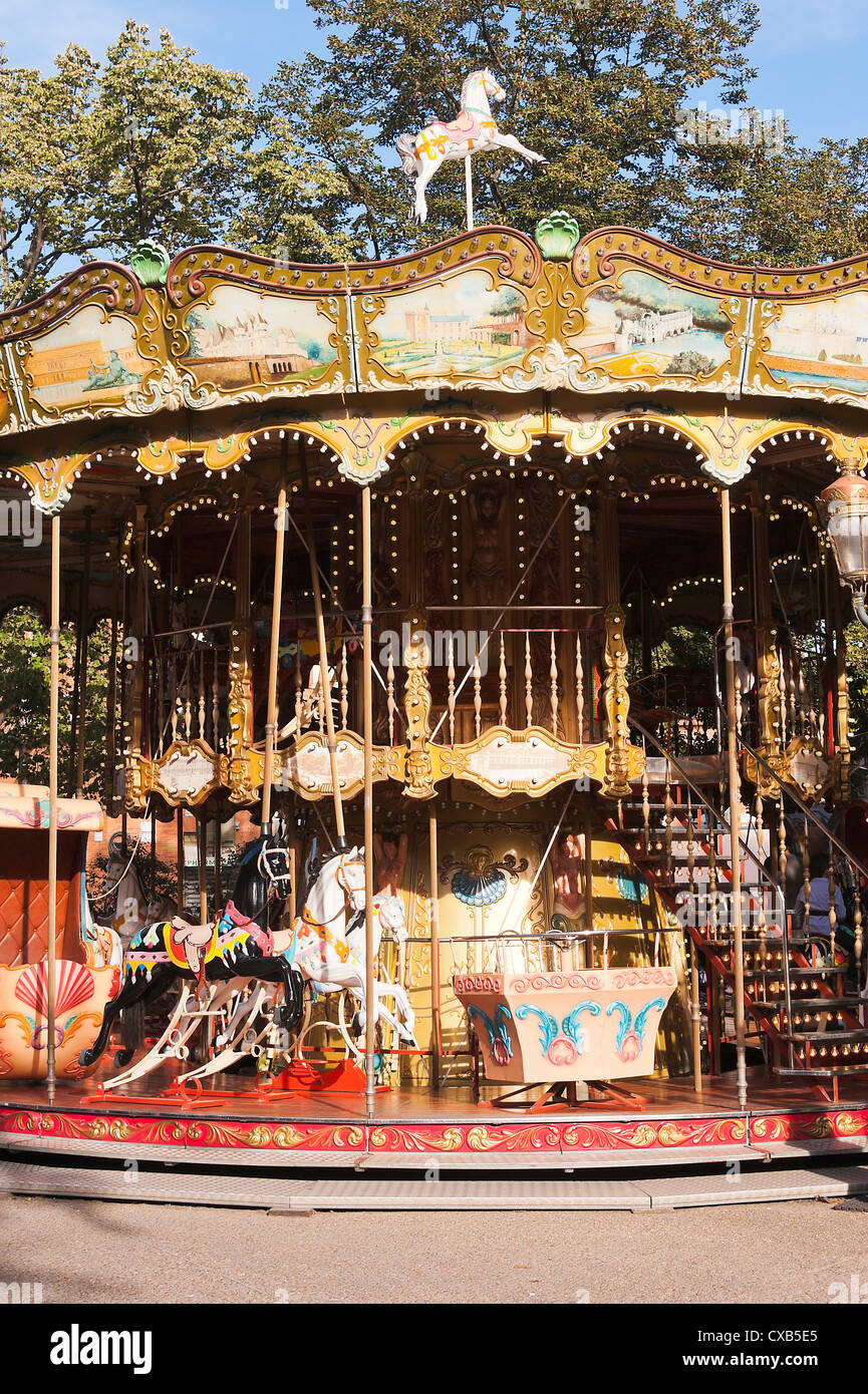 Bunten Festplatz Karussellfahrt in Place Wilson Square Toulouse Haute-Garonne Midi-Pyrenäen Frankreich Stockfoto