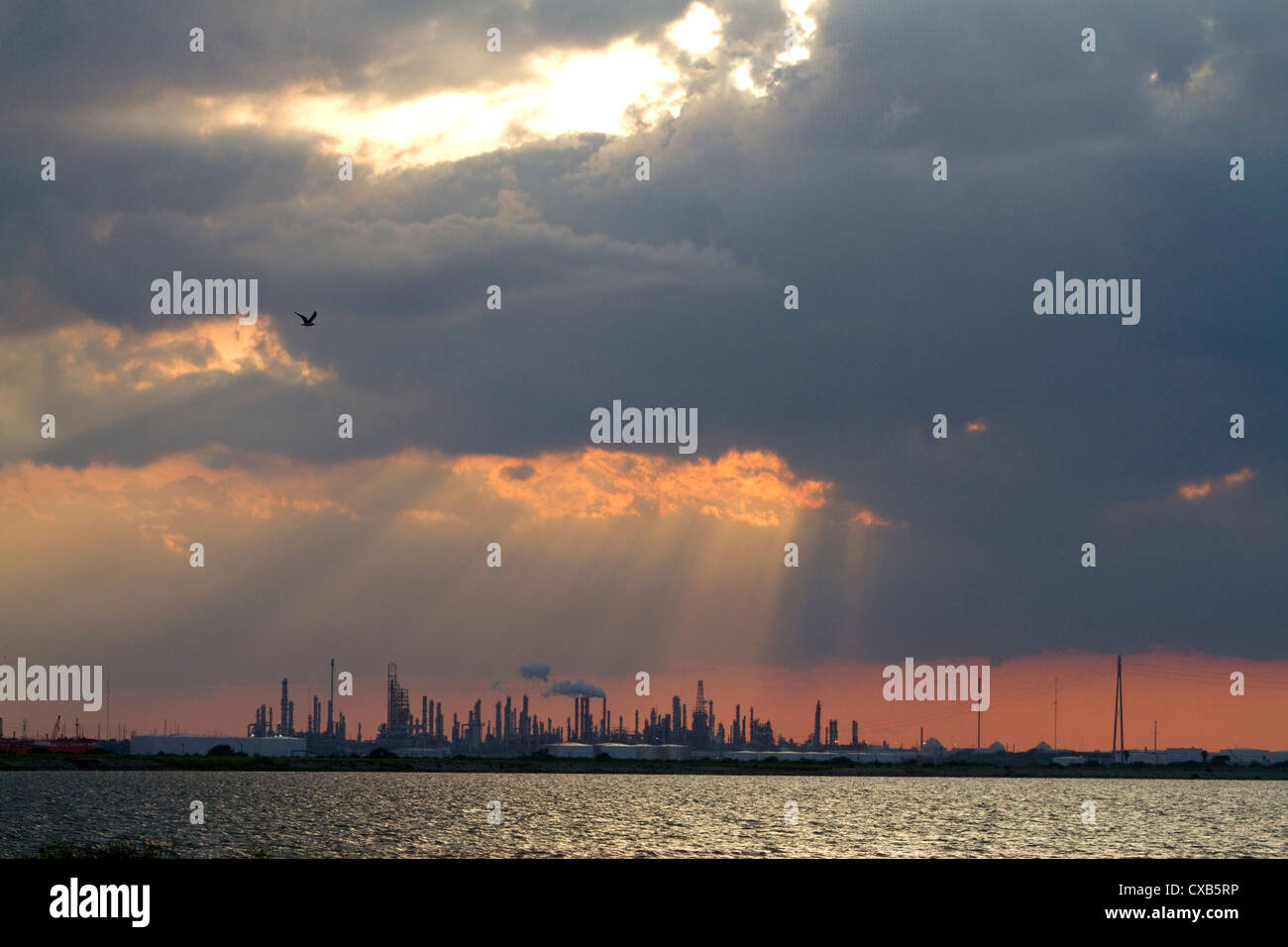 Öl-Raffinerie bei Sonnenuntergang in der Nähe von Corpus Christi, Texas, USA. Stockfoto