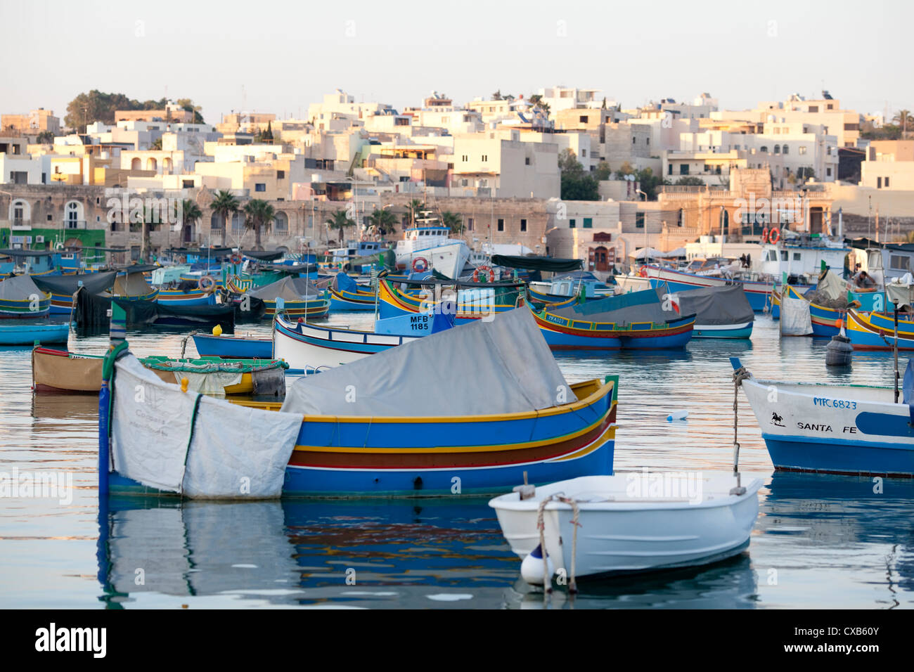 Bunten traditionellen Luzzu Angelboote/Fischerboote Marsaxlokk Hafen Malta Stockfoto