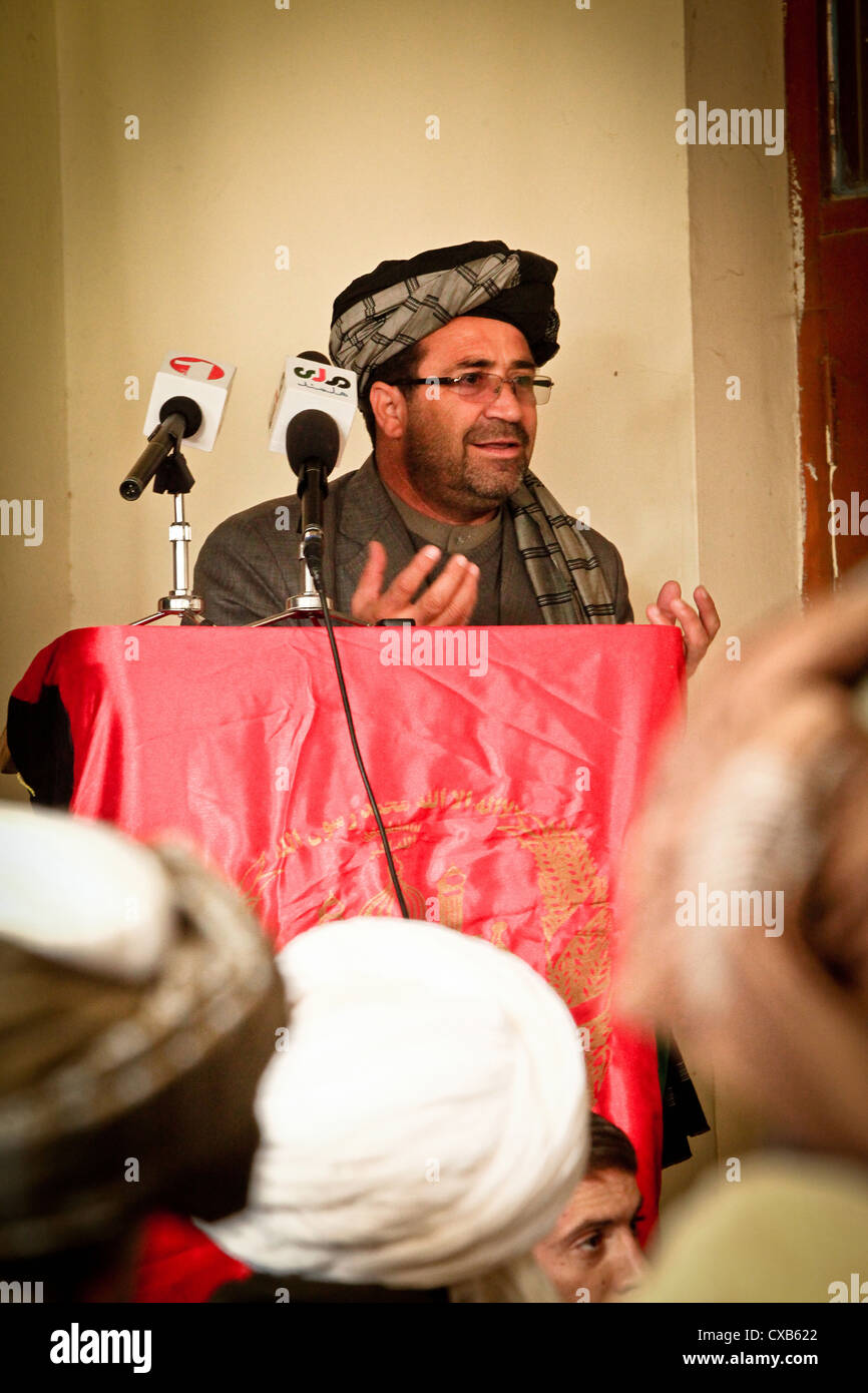 Helmand Landeshauptmann Gulab Mangal spricht während einer religiösen Schura im Garmsir Bezirk Mitte 28. Dezember 2011 in der Provinz Helmand. Die Schura zielte zu engagieren mit lokalen religiösen Führern in den Bezirk Garmsir und arbeiten mit ihnen in Richtung Frieden und Stabilität. Stockfoto